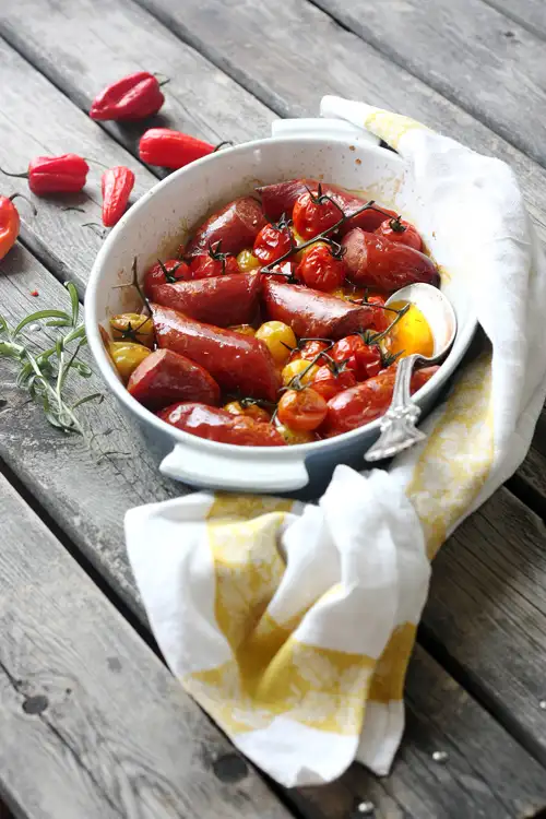 Små uppdelade korvar i et vit skål.