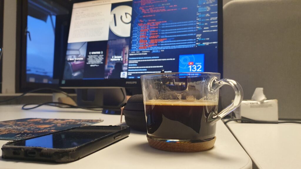 Illustration av Model Context Protocol (MCP) som kopplar samman AI-modeller med webbaserade datakällor.