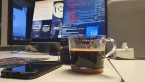 Illustration av Model Context Protocol (MCP) som kopplar samman AI-modeller med webbaserade datakällor.