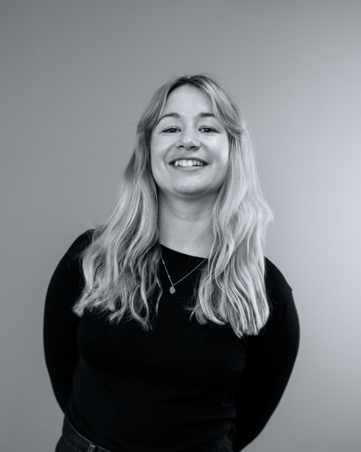 Svartvitt porträtt av Rebecca Bodin